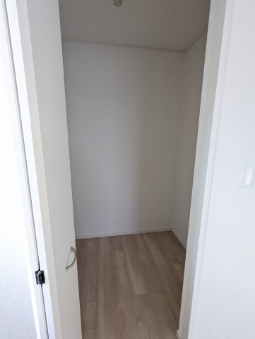 北茨城市大津町北町　第12の収納|ウォークインクローゼットには衣類だけでなく、趣味のグッズもたっぷり収納できます（同施工物件）