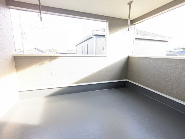 北茨城市大津町北町　第12のバルコニー|ルーフバルコニーで家族全員の洗濯物の干せちゃいます！屋根付きで急な雨でも安心！（同施工物件）