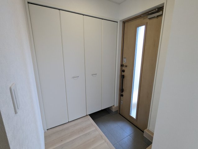 北茨城市大津町北町　第12の玄関|明るい玄関で一日の始まりの扉をあけてでかけましょう♪（同施工物件）