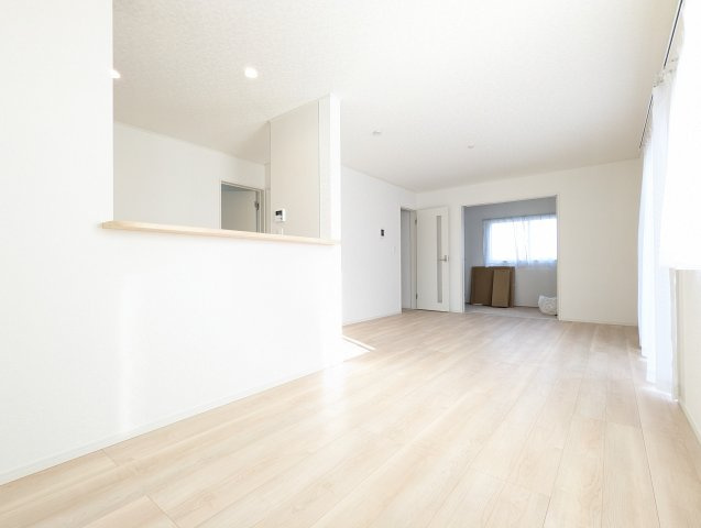 北茨城市大津町北町　第12の居間・リビング|カウンター越しからリビングが見渡せるので、お子様の様子を見守りながらお料理が作れる嬉しいカウンターキッチン♪（同施工物件）