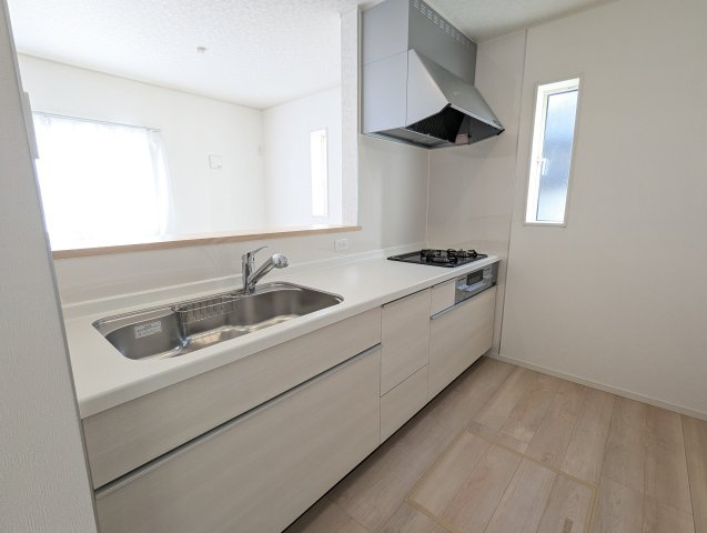 北茨城市大津町北町　第12のキッチン|大きな窓があり陽射しが差し込みます。お子様の目を離すことなく片付け・お料理ができ安心です～♪使い勝手のいいカウンター式はキッチン～（同施工物件）