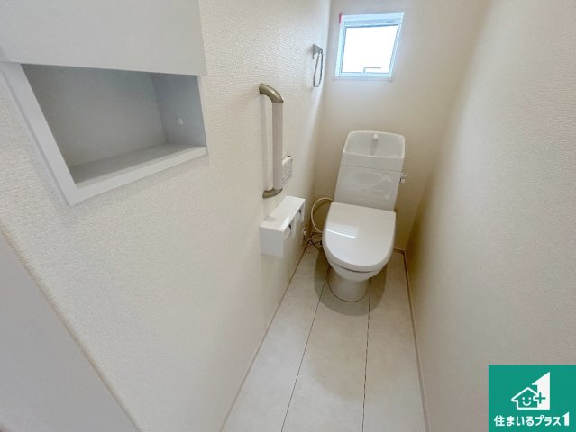 川西市西多田　第2期　新築一戸建てのトイレ|1・2階の2ヶ所にあるので、朝の忙しい時間の順番待ちもなく、深夜の利用にも大変便利です。