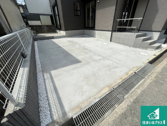 川西市西多田　第2期　新築一戸建ての駐車場|並列２台駐車可能！ゆとりの駐車スペースで車庫入れもスムーズ！

