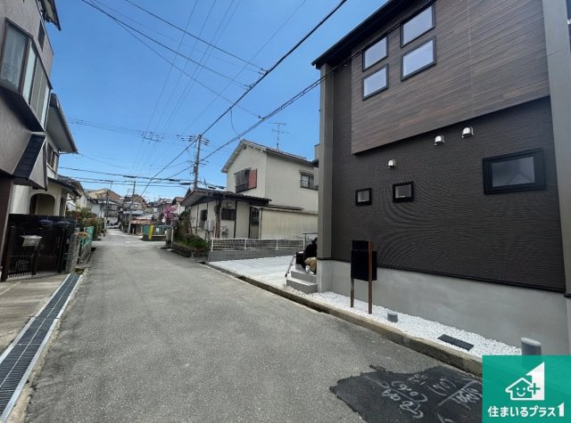 川西市西多田　第2期　新築一戸建ての前面道路含む現地写真|車通りの少ない前面道路！お子様がいらっしゃるご家族でも安心！