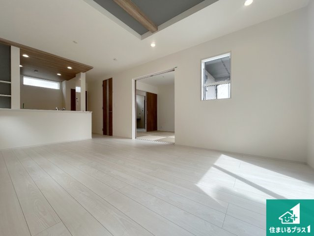 川西市西多田　第2期　新築一戸建ての居間・リビング|日当たり良好の明るいリビングで朝の目覚めもスッキリできそう！対面キッチンでご家族のコミュニケーションも自然と増える設計！小さなお子様が遊ぶスペースを作っても広々とくつろげるLDK！