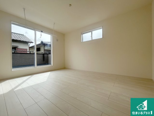 川西市西多田　第2期　新築一戸建ての洋室|シンプルな洋室は、自分好みのインテリアが楽しめます♪ご家族とインテリアや家具を選びに行くのは新築購入時の醍醐味の一つです。ぜひお楽しみください♪