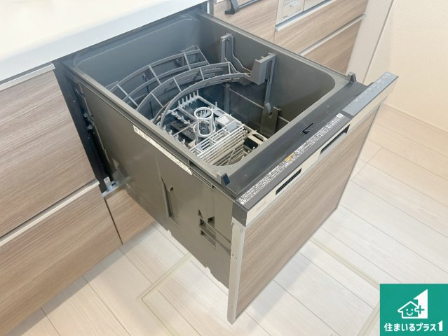 川西市西多田　第2期　新築一戸建ての設備|食事後の一仕事、食器洗いをボタン一つでお任せできちゃいます！場所を取らないビルトイン式なので、お料理スペースもしっかり確保！