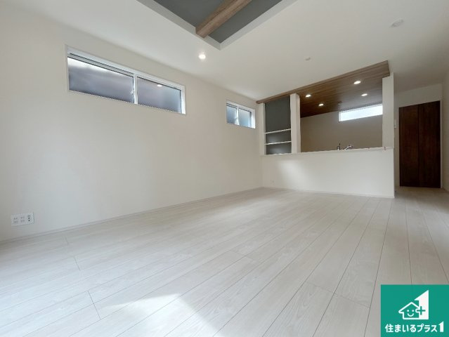 川西市西多田　第2期　新築一戸建ての居間・リビング|シンプルなリビングは、観葉植物等のインテリアを楽しめますね！パパ好みにも、ママ好みにも家具次第で雰囲気を変えることができます！