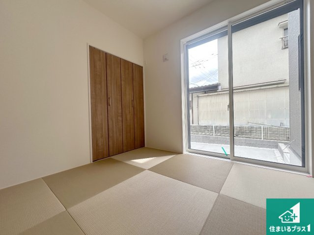 川西市西多田　第2期　新築一戸建ての和室|一室あると便利な和室は客間としてだけでなく、小さなお子様のプレイルームや食後のくつろぎスペースとしてもご利用いただけます。収納もついていますので大活躍間違いなし！