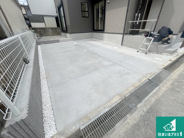 川西市西多田　第2期　新築一戸建ての駐車場|並列２台駐車可能！ゆとりの駐車スペースで車庫入れもスムーズ！

