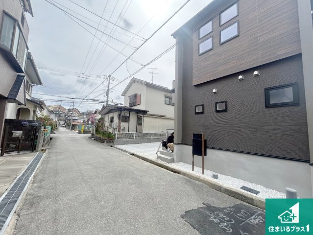 川西市西多田　第2期　新築一戸建ての前面道路含む現地写真|車通りの少ない前面道路！お子様がいらっしゃるご家族でも安心！