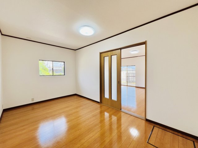 みどり市笠懸町阿左美の洋室|7.5帖の洋室はベッドを設置してもゆとりのある空間♪