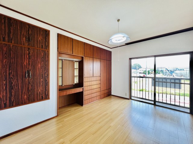 みどり市笠懸町阿左美の洋室|バルコニーへも行き来出来る洋室♪