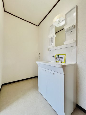 みどり市笠懸町阿左美の独立洗面台|洗濯機を設置してもゆとりのある空間♪
