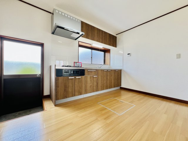 みどり市笠懸町阿左美のキッチン|収納も充実のシステムキッチン♪
便利な勝手口ドア◎