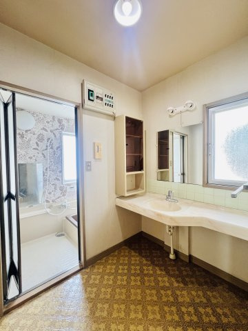 前橋市下大島町の洗面所|ワイドな洗面台で朝の準備もスムーズに