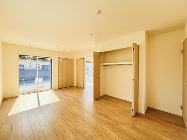 前橋市下新田町の洋室|11帖の日当たりも良好なリビングに隣接する洋室◎
間仕切り対応で、5帖＋6帖にも◎