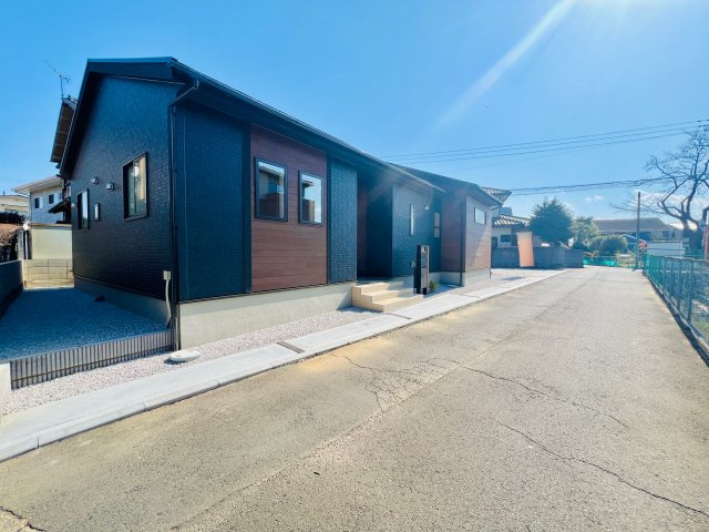 前橋市下新田町の前面道路含む現地写真|間口も広く駐車も焦らずにできます♪