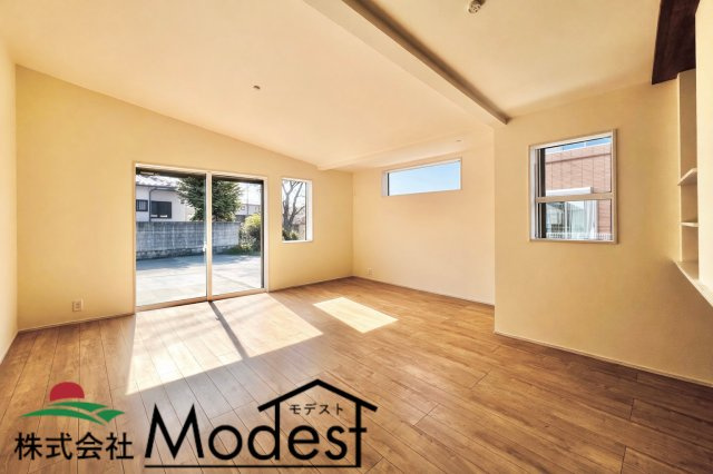 前橋市下新田町の居間・リビング|天井を屋根形状に合わせて高くすることで開放感UP