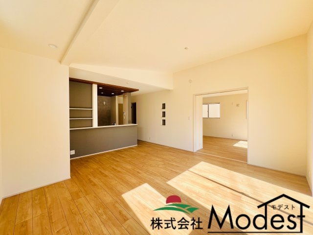 前橋市下新田町の居間・リビング|ご家族も自然と集まる18帖の開放的なLDK♪