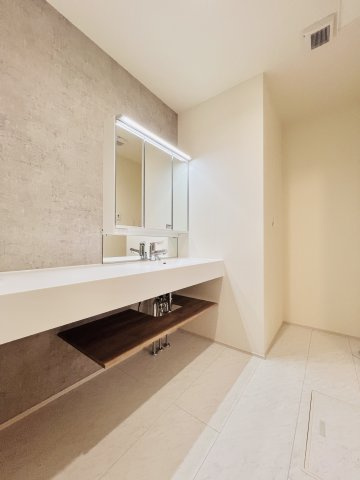 前橋市下新田町の独立洗面台|広々空間の洗面脱衣所♪
ワイドな洗面台で朝の準備も快適に◎
