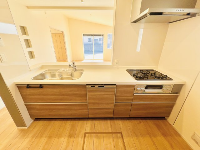 前橋市下新田町のキッチン|リビング全体を見渡せる開放的なアイランド風キッチン◎