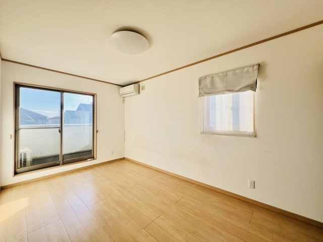 太田市新田瑞木町の洋室|バルコニーへも行き来できる洋室◎