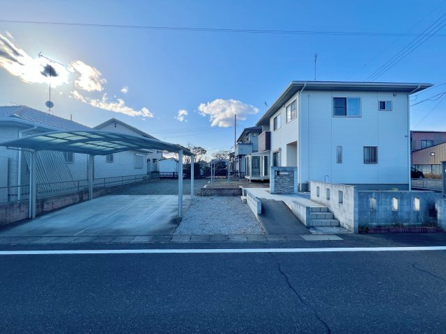 太田市新田瑞木町の前面道路含む現地写真|2台分のカーポート付き◎
