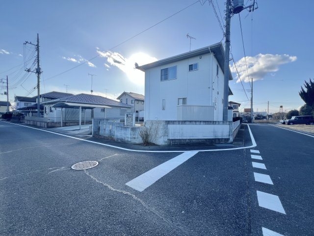 太田市新田瑞木町の前面道路含む現地写真|間口も広く駐車が苦手な方にもおススメ♪