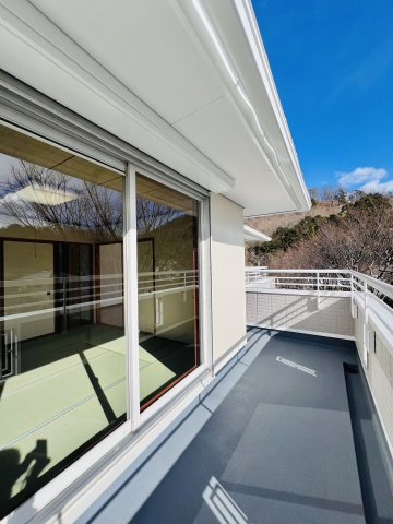 桐生市菱町2丁目のバルコニー|2部屋から行き来できるベランダは日当たりも良好♪