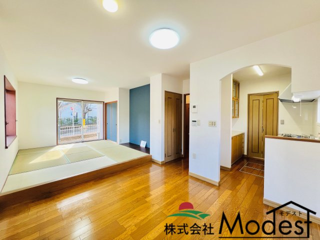 桐生市菱町2丁目の居間・リビング|畳コーナーと隣り合わせのLDKはご家族も自然と集まる空間に♪