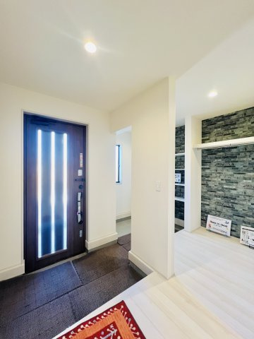 高崎塚田町の玄関|着脱もスムーズにできる広々玄関は収納も充実♪