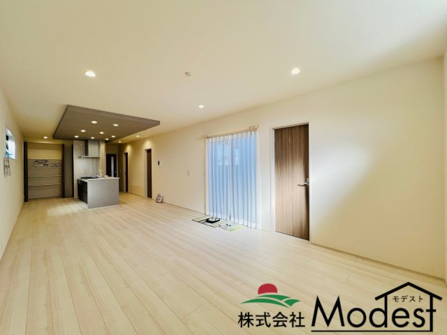 高崎塚田町の居間・リビング|24.5帖の広々としたリビングは、開放感溢れる空間でお過ごしいただけます♪