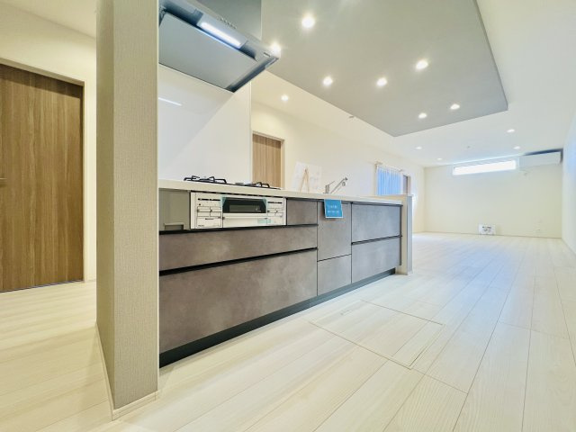高崎塚田町のキッチン|収納も充実のキッチンは、作業スペースも広くお料理も快適に♪