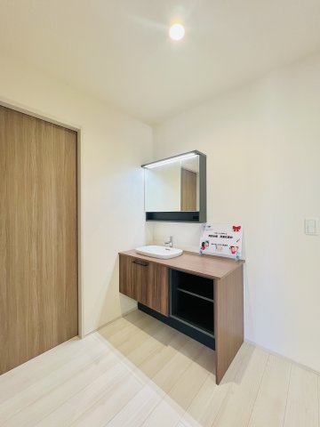 高崎塚田町の独立洗面台|玄関入ってすぐには洗練されたデザインの洗面台◎