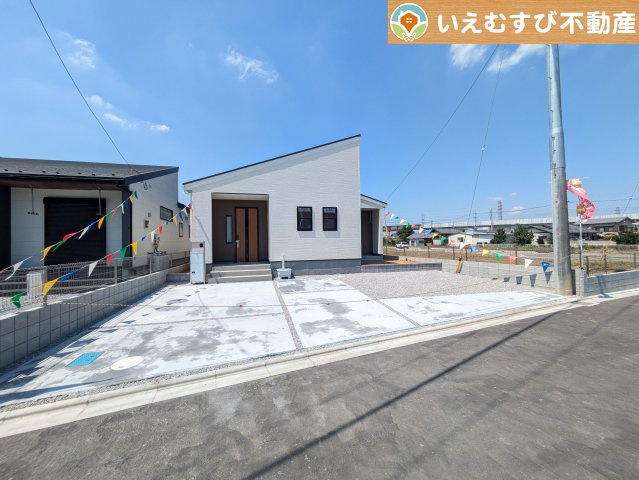 Livele Garden.S　上里町七本木第6の駐車場|並列3台駐車可能なゆとりのカースペース
複数台車をお持ちでも、お友達が遊びに来てもゆとりの駐車スペース！