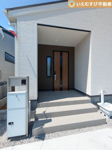 Livele Garden.S　上里町七本木第6のエントランス|雨が防げる広々エントランス
駐車場からアクセスの良いエントランス。雨の日や荷物が多くても安心の動線♪