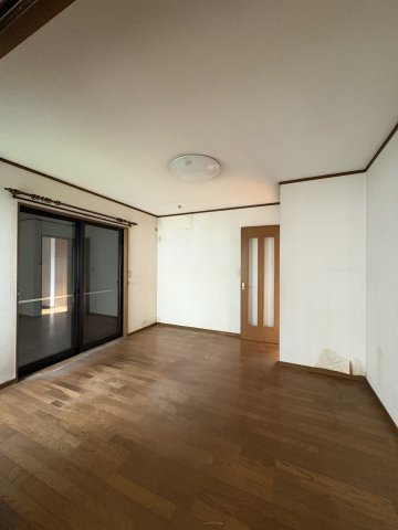 【外観】 | 公道に面した陽当り良好のお庭付！ゆとりあるお住まいが販売スタート♪
幅広い年齢層に人気のある中古戸建物件です。