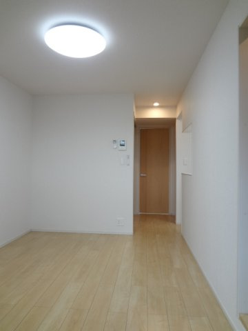 熊本市北区下硯川町のアパートの居間・リビング|こちらのリビングで趣味の時間をお楽しみください