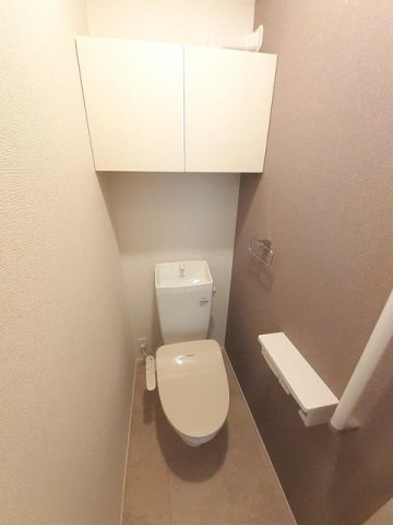 熊本市北区楠野町のアパートのトイレ|落ち着いた色調のトイレです
