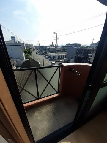 熊本市中央区黒髪６丁目の賃貸マンションのバルコニー|バルコニーからの眺めを楽しみながら食事をしませんか