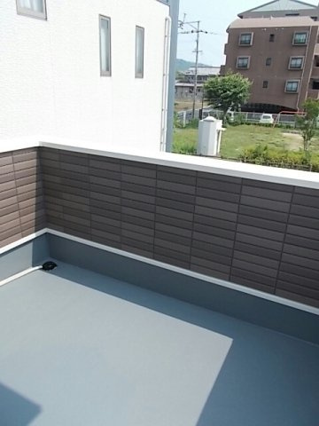 ラポート清水Ⅱのバルコニー|外からの目が気にならないバルコニーで洗濯物が干せます