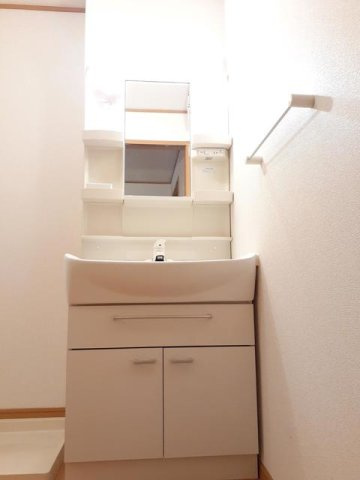 菊池郡菊陽町花立１丁目のアパートの洗面所|明るい洗面所です