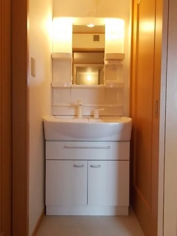 熊本市北区楡木４丁目のアパートの洗面所|明るい洗面所です