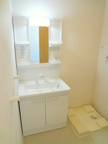 菊池郡菊陽町大字津久礼のアパートの洗面所|忙しい朝には欠かせない洗面所です