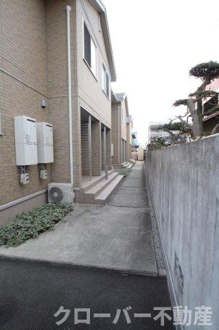 SALZのエントランス|玄関前通路