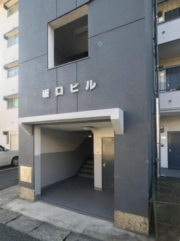 坂口ビルのエントランス