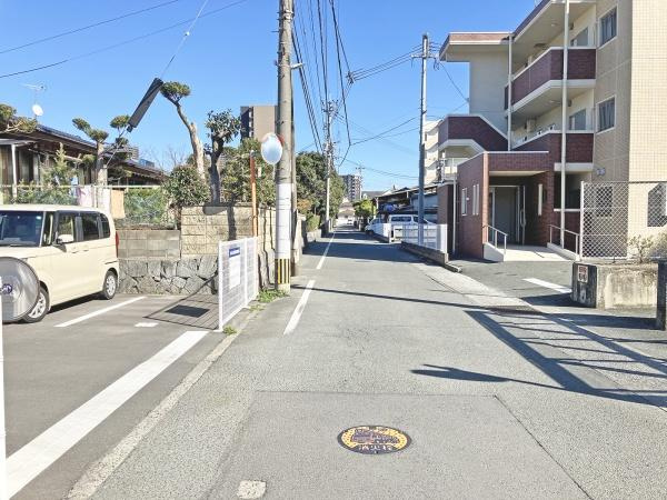 春日スカイマンション　１２階のその他|前面道路（東）です