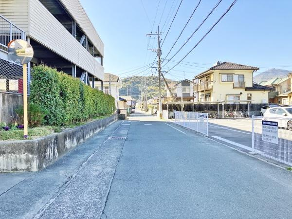 春日スカイマンション　１２階のその他|前面道路（西）です