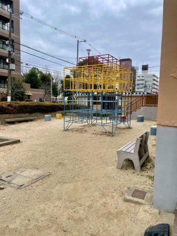 今福西コーポのその他共用部分|すぐに様子を見に行ける敷地内に遊具スペースがあります。マンション内のお子さん同士の交流も生まれそう。